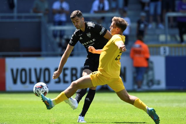 Jan Gorenc (AS Eupen) käpft gegen einen Spieler von Alemannia Aachen um den Ball (Bild: John Thys/Belga)