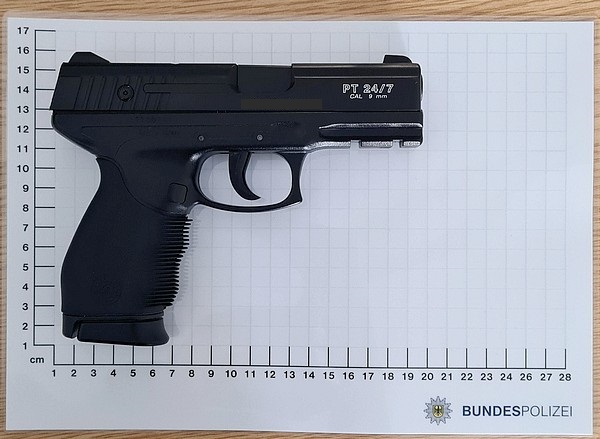 Beschlagnahme von nicht genehmigter Softairwaffe (Bild: Bundespolizeiinspektion Aachen)