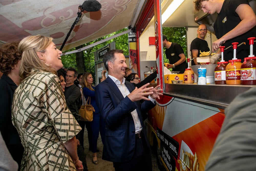 Premier De Croo und Innenministerin Annelies Verlinden beim Nationalfeiertag (Bild: Nicolas Maeterlinck/Belga)