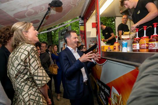 Premier De Croo und Innenministerin Annelies Verlinden beim Nationalfeiertag (Bild: Nicolas Maeterlinck/Belga)