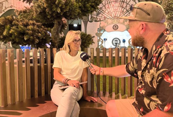 Tomorrowland-Pressesprecherin Debby Wilmsen im Gespräch mit BRF-Reporter Christophe Ramjoie (Bild: BRF)