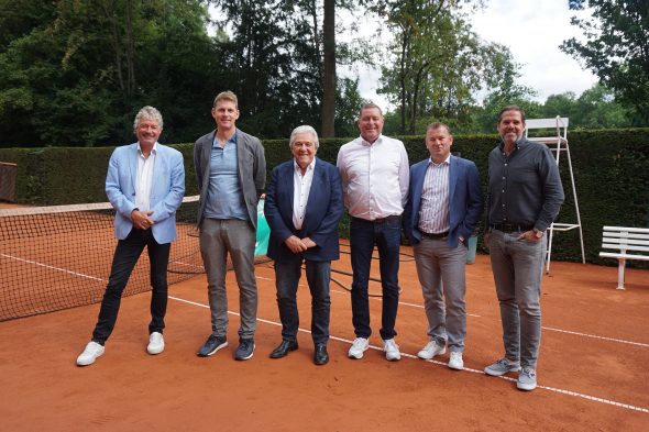 Präsentierten in Eupen die Ethias Ladies Open (v.l.n.r.): Jacky Lauffs (Ethias), Olivier Zimmermann (Turnierleiter), Luc Xhardez (KTC Eupen), sowie Fabien Doyen, Samuel Deflandre und Olivier Davin von der AFT (Bild: Stephan Pesch/BRF)