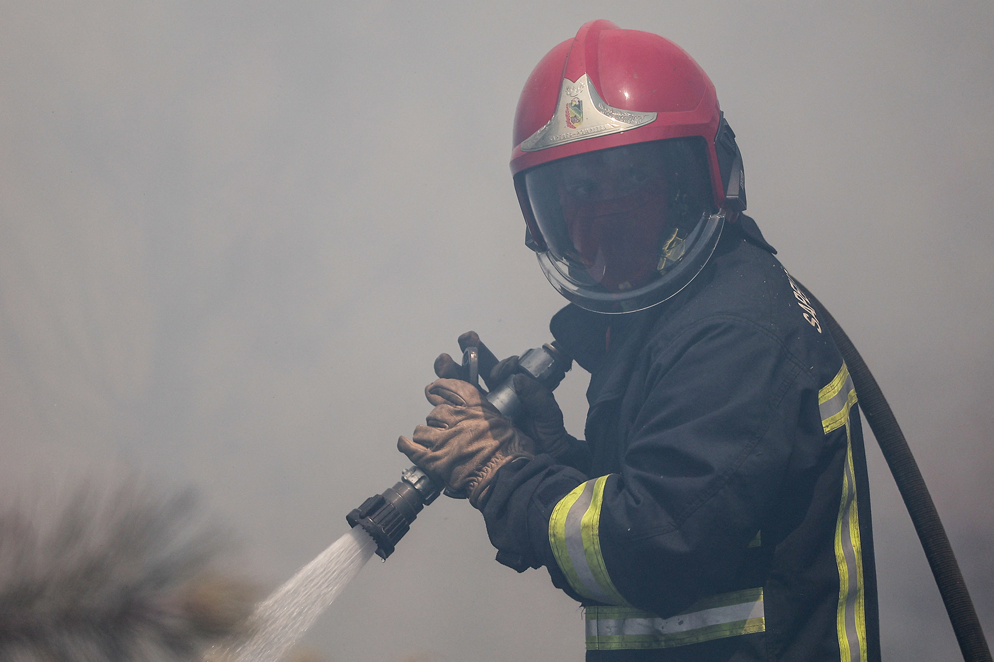 Feuerwehrmann in der Nähe von Louchats in Gironde kämpft gegen die Flammen (Bild: Thibaud Moritz/AFP)