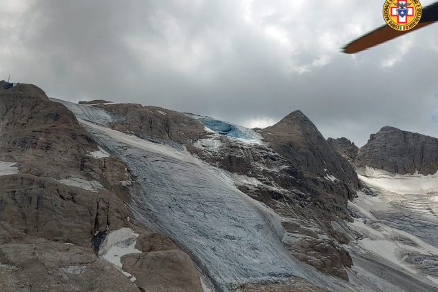 Das abgebrochene Stück des Gletschers auf dem norditalienischen Bergmassiv Marmolata (Bild: Soccorso Alpino/AFP)