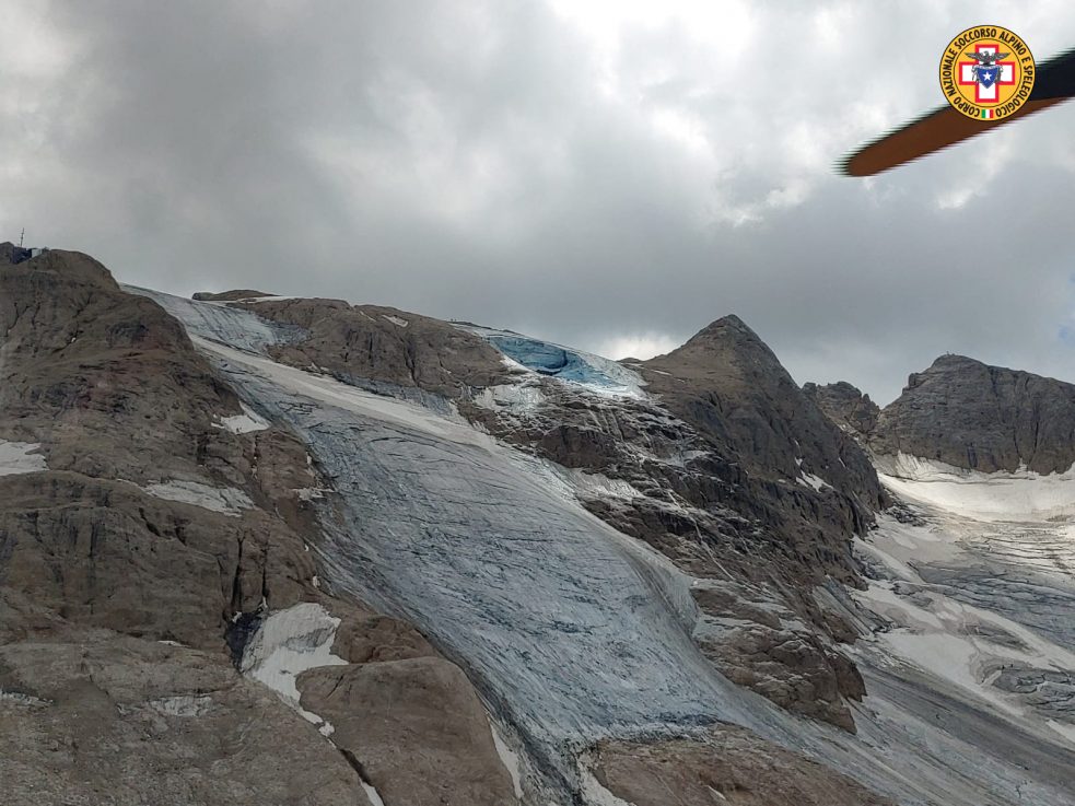 Das abgebrochene Stück des Gletschers auf dem norditalienischen Bergmassiv Marmolata (Bild: Soccorso Alpino/AFP)