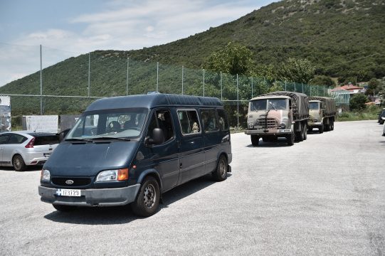 Einsatzfahrzeuge nahe der Absturzstelle in der Nähe der griechischen Stadt Kavala (Bild: Sakis Mitrolidis/AFP)