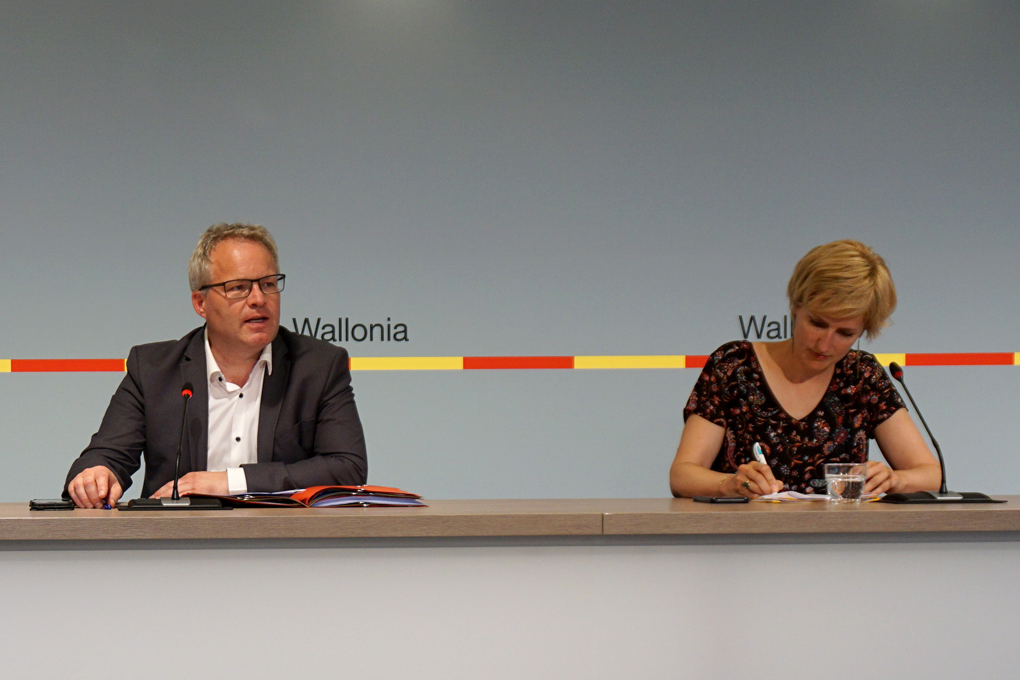 Klimaminister Philippe Henry und Umweltministerin Célinie Tellier bei der Vorstellung der neuen Internetseite (Bild: Dogan Malicki/BRF)