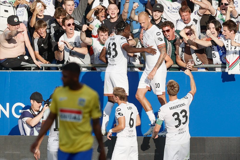 Raphael Holzhauser, Torschütze zum 2:0 für Löwen gegen Westerlo, lässt sich feiern (Bild: Bruno Fahy/Belga)