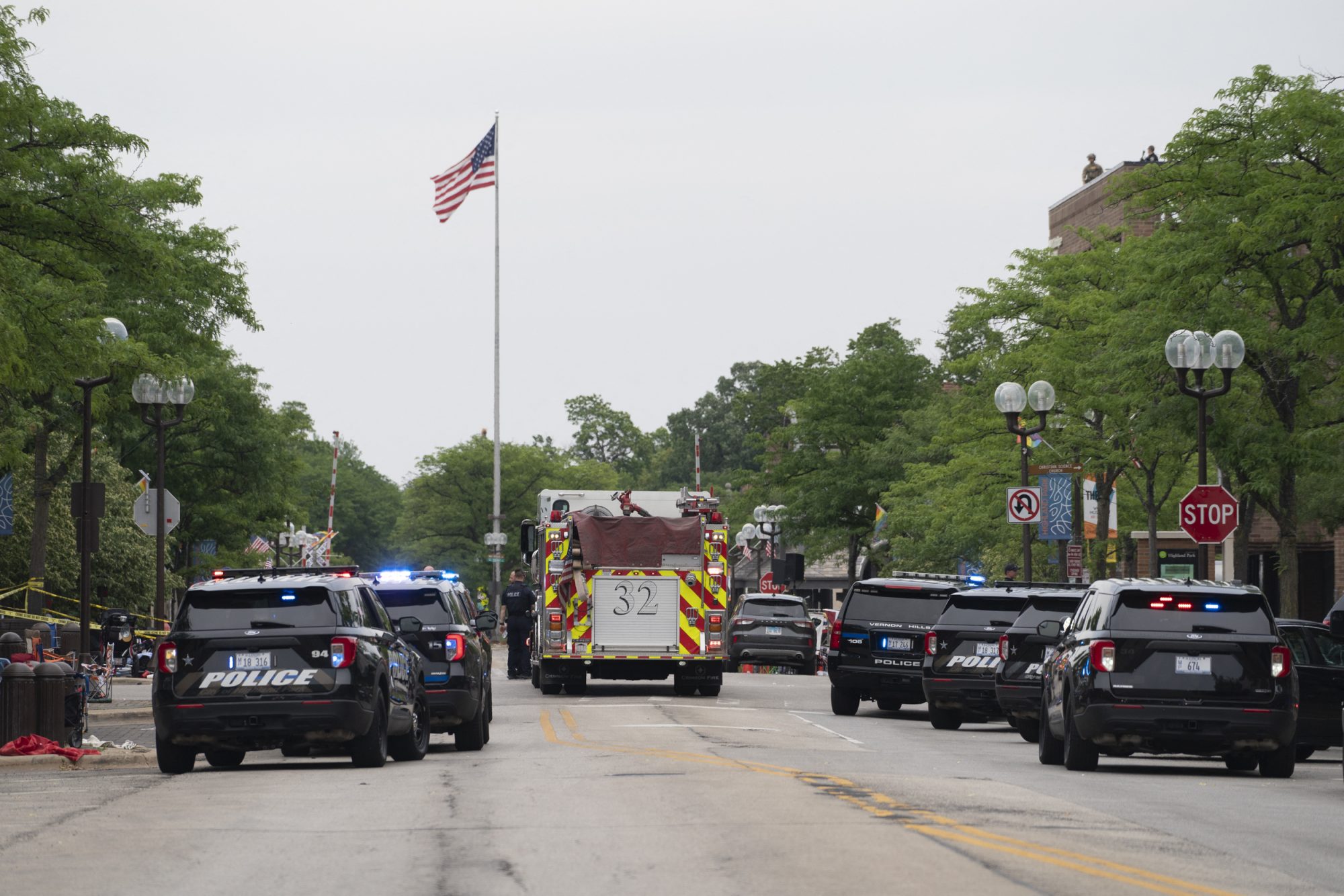 Nach Schüssen: Ersthelfer und Polizisten in Highland Park, Illinois (Bild: Youngrae Kim/AFP)
