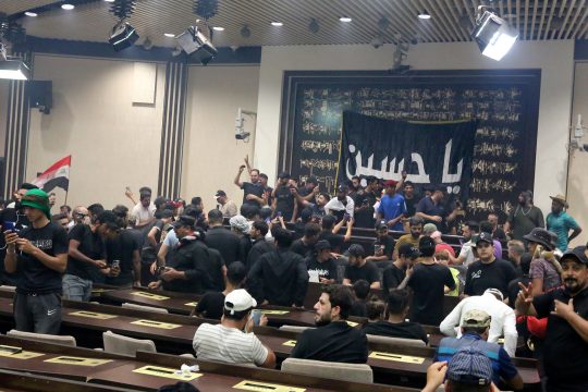 Sitzstreik im irakischen Parlament (Bild: Sabah Arar/AFP)