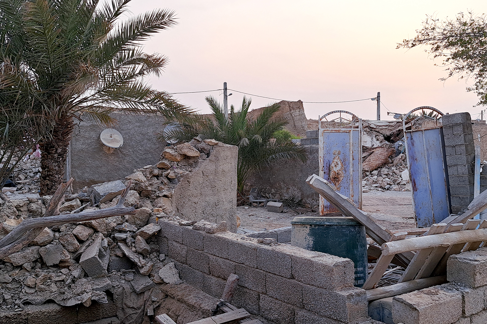 Nach Erdbeben im Iran: Zerstörung im Dorf Sayeh Khost in der Provinz Hormusgan (Bild: Amir Hossein Talebi Isna/AFP)