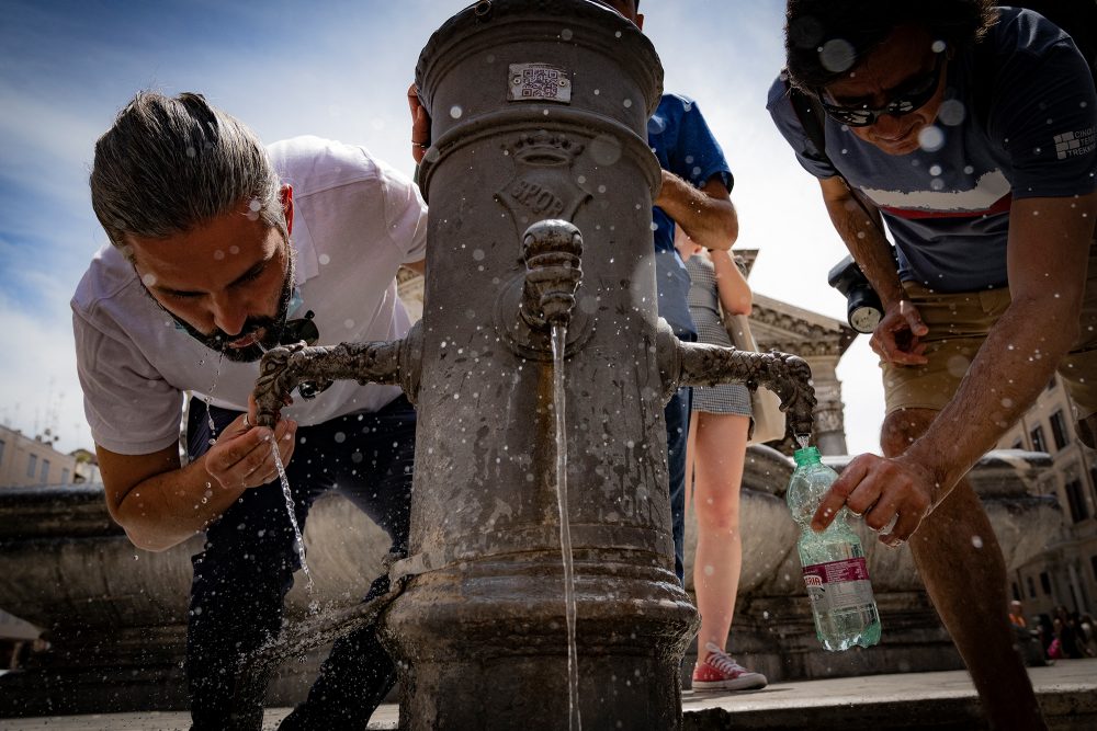 Abkühlung an einem öffentlichen Brunnen in Rom