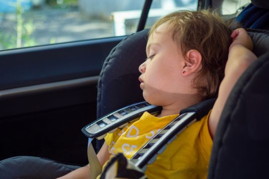 Kind im Auto (Illustrationsbild: © Svetlana Khoruzhaia/Panthermedia)