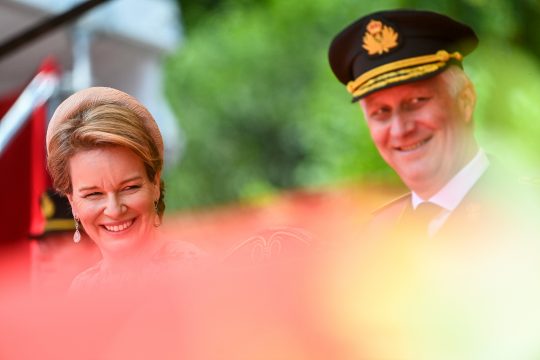 König Philippe und Königin Mathilde stehen am 21. Juli im Vordergrund (Bild: Laurie Dieffembacq/Belga)