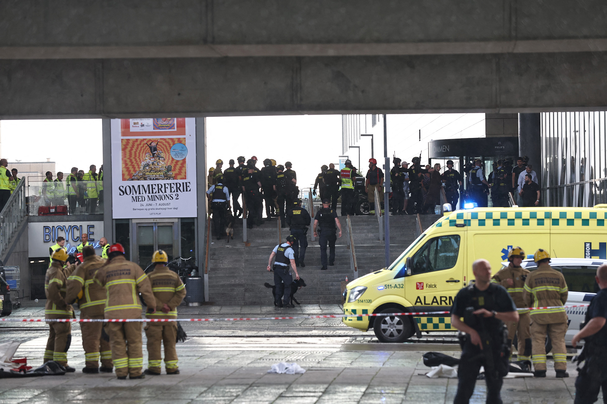 Polizei und Rettungsdienste vor dem Fields Einkaufszentrum in Kopenhagen (Bild: Olafur Steinar Gestsson/Ritzau Scanpix/AFP)