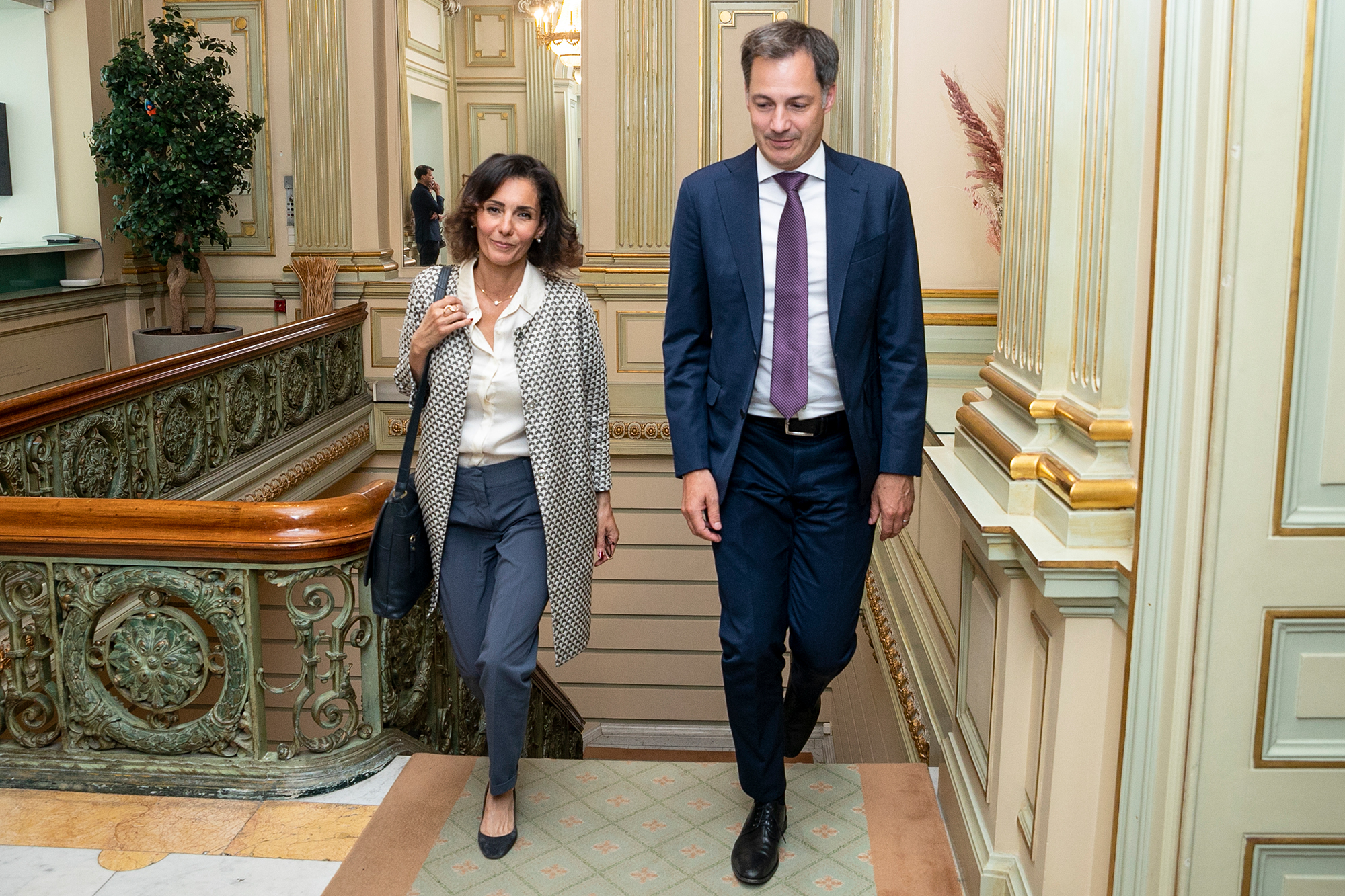 Die neue Außenministerin Hadja Lahbib mit Premier Alexander De Croo (Bild: Hatim Kaghat/Belga)