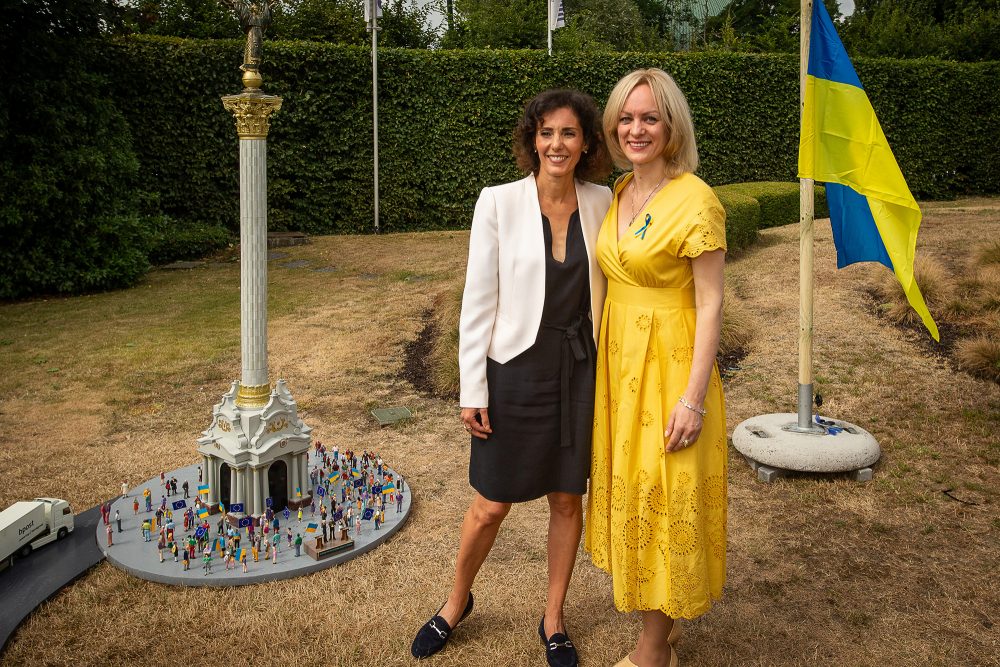 Außenministerin Hadja Lahbib mit Nathalia Anoshyna von der ukrainischen Botschaft bei der Eröffnung der Nachbildung des Maidan-Platzes mit dem ukrainischen Unabhängigkeitsdenkmal (Bild: James Arthur Gekiere/Belga)