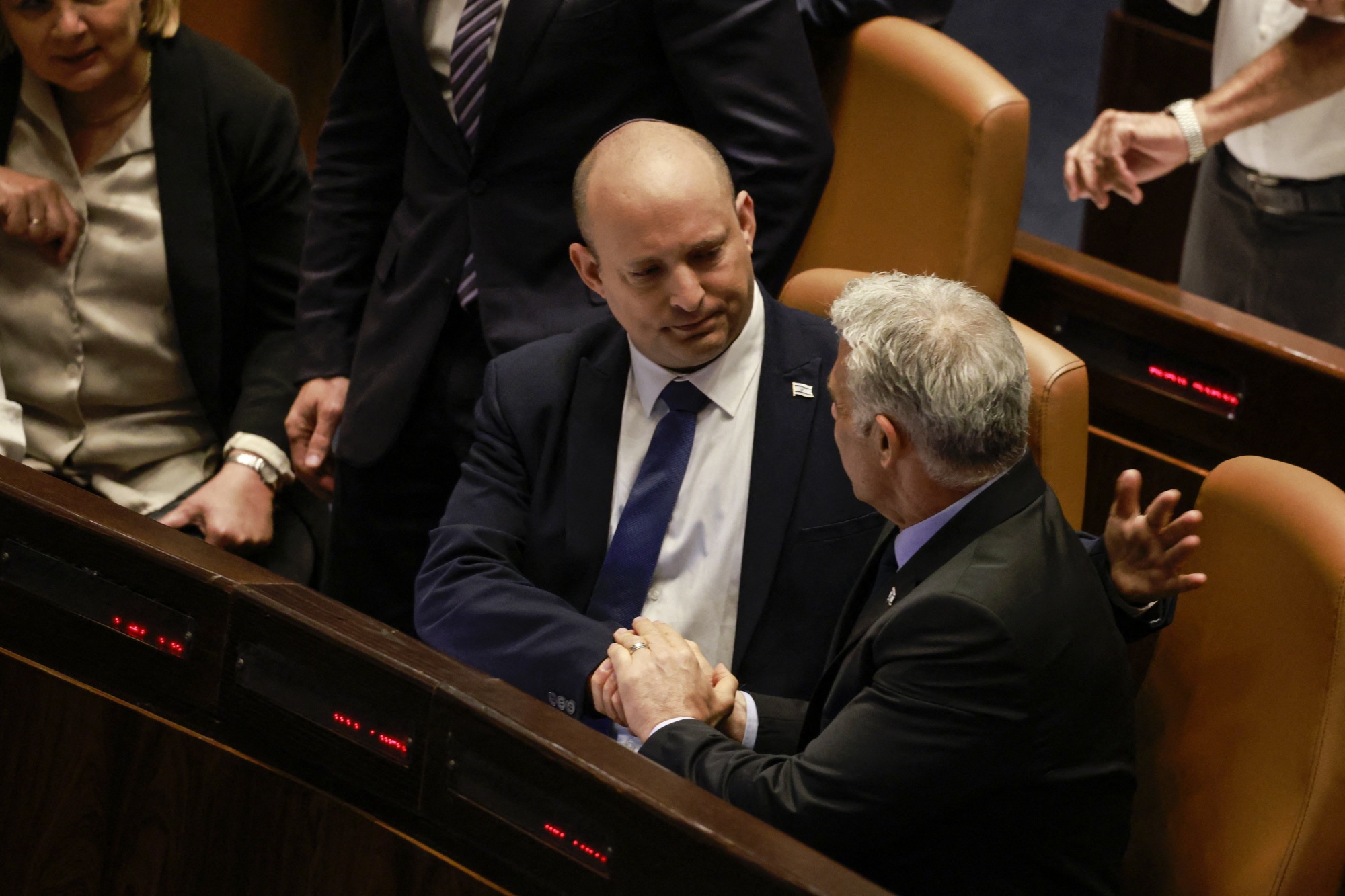 Yair Lapid (r) und der scheidende Premierminister Naftali Bennett,(Bild: Menahem Kahana/AFP)