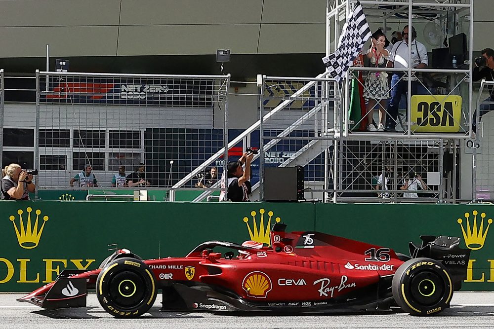 Ferrari-Pilot Charles Leclerc beim Überqueren der Ziellinie in Spielberg (Bild: Erwin Scheriau/APA/AFP)