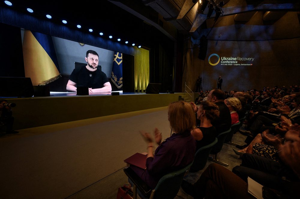 Der ukrainische Präsident Wolodymyr Selenskyj spricht bei der Geberkonferenz in Lugano (Bild: Fabrice Coffrini/AFP)