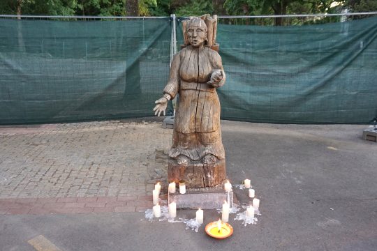 "Vööchtesch Drüttche" (Försters Trüdchen) bei der Mahnwache ein Jahr nach dem Hochwasser