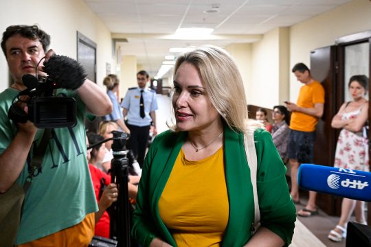 Marina Owsjannikowa vor der Anhörung in Moskau