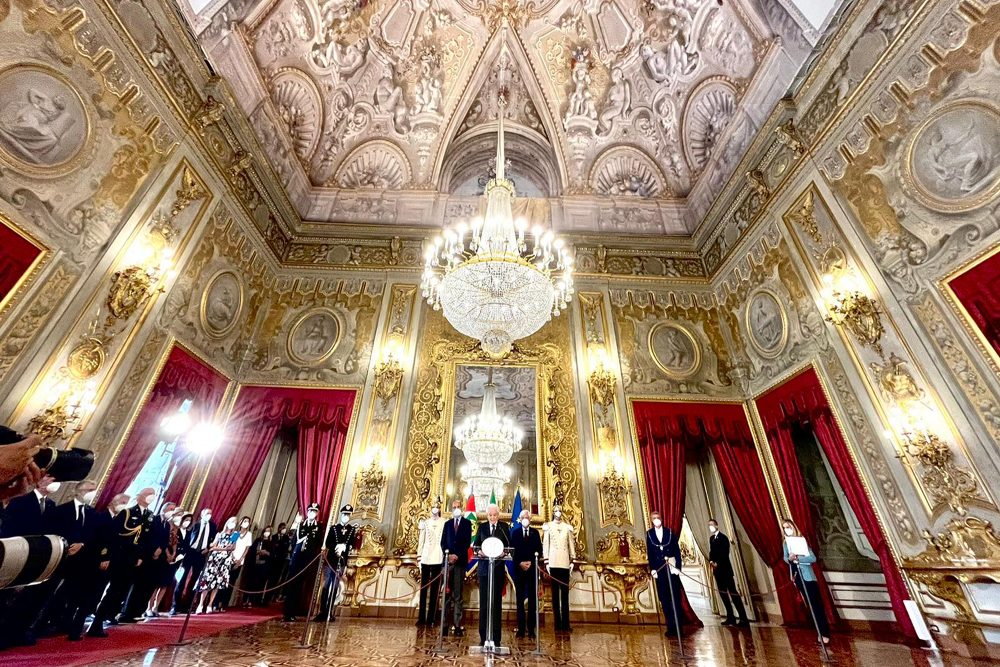 Italiens Präsident Sergio Mattarella bei der Pressekonferenz am Donnerstagabend (Bild: Tiziana Fabi/AFP)