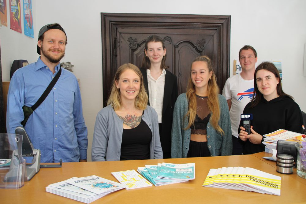 Media & Me vlnr: Julien Bauer aus Hofeld-Mauschbach im Saarland, Charlène Counson vom Jugendinfo Eupen, Jacqueline Scholtes aus Saarbrücken, Sophia Schreiber aus Saarbrücken, BRF-Techniker Christoph Bosten und Celine Wagner aus Ottweiler im Saarland (Bild: Simonne Doepgen/BRF)