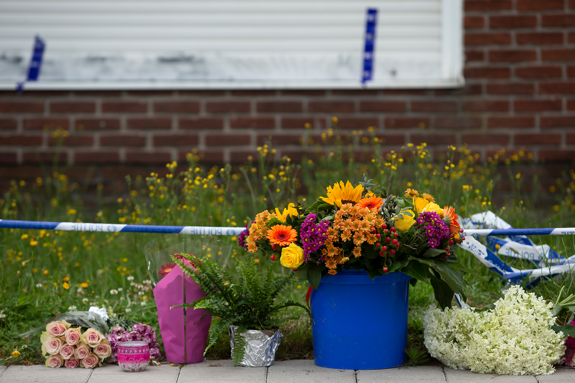 Blumen am Tatort in Merksplas (Bild: Kristof Van Accom/Belga)