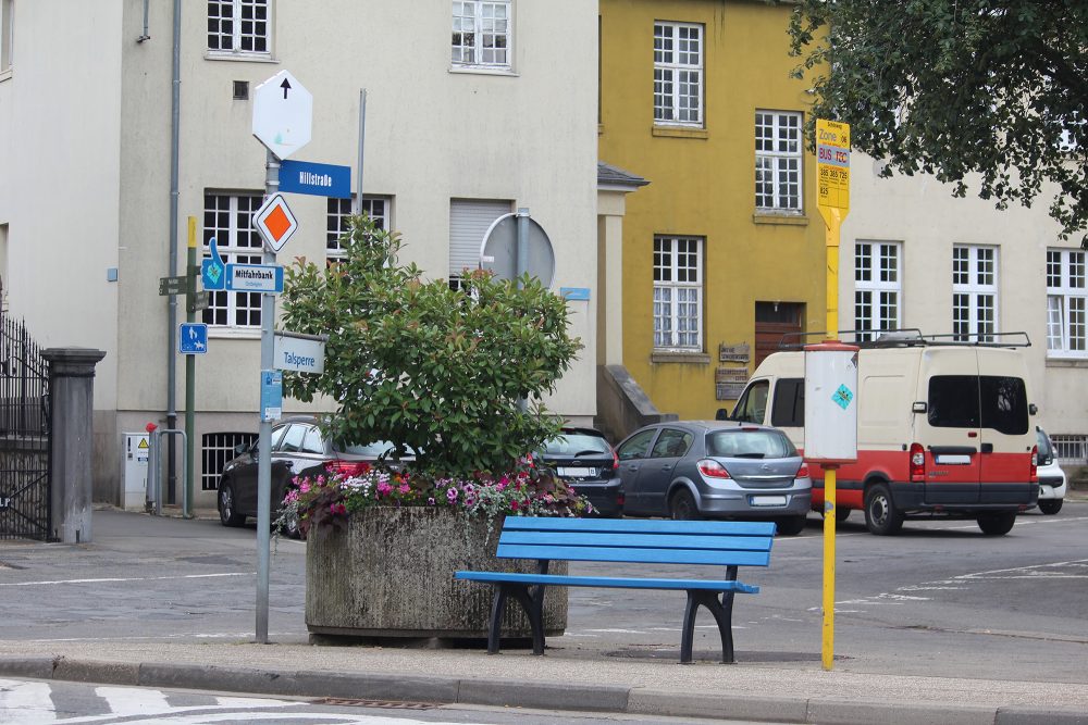 Mitfahrbank von "Fahr mit" in der Eupener Unterstadt (Bild: Annika Albrecht/BRF)