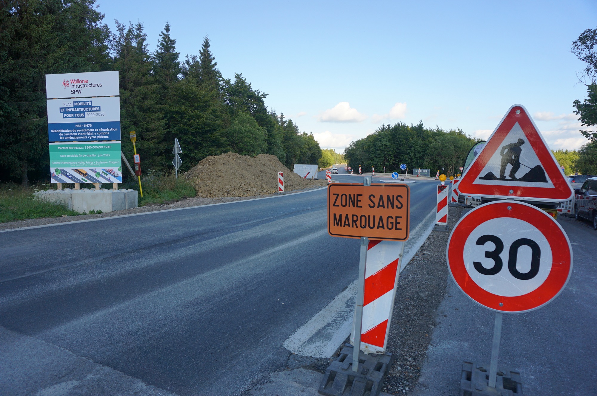 Auf Mont Rigi wurde ein Kreisverkehr angelegt - auch der Weg nach Botrange ist wieder frei (Bild: Stephan Pesch/BRF)