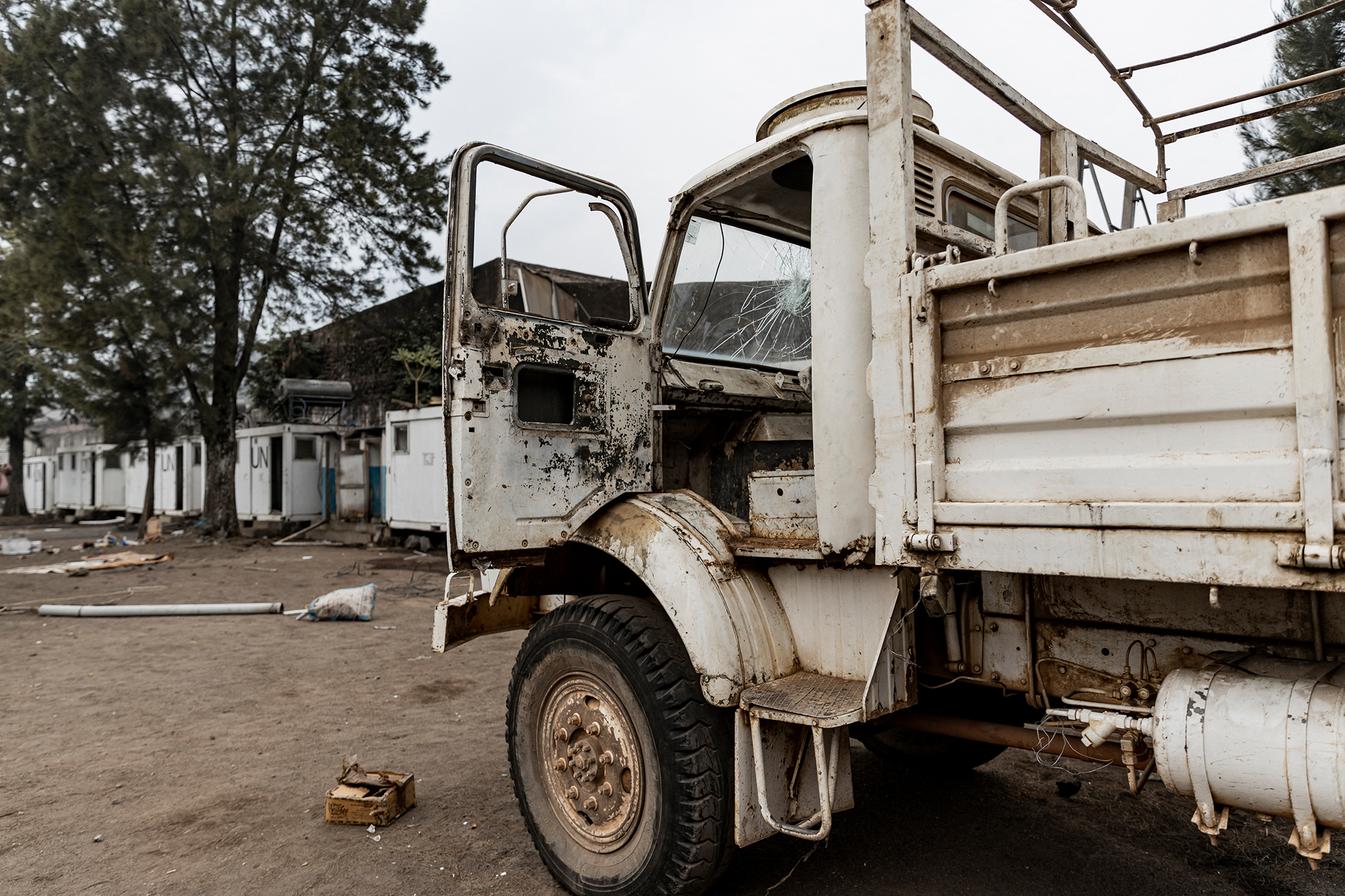 Beschädigtes Fahrzeug der Monusco-Friedensmission in Goma am Dienstag (Bild: Michel Lunanga/AFP)