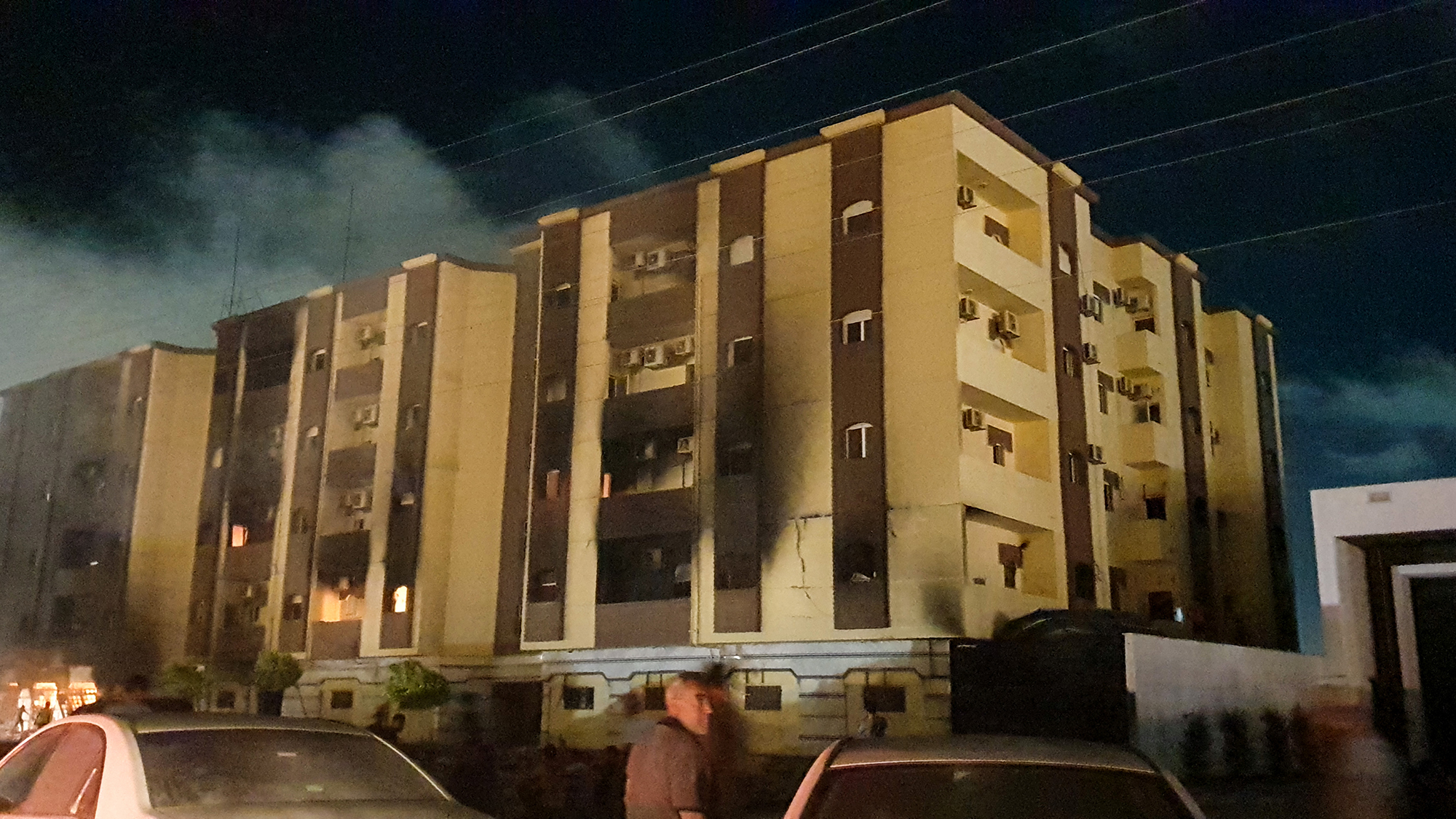Demonstranten haben das libysche Parlament im Osten des Landes in Brand gesteckt (Bil: AFP)