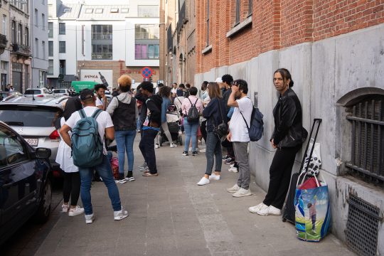Asylbewerber vor dem Petit Château in Brüssel (Bild vom 17. Juni: Noe Zimmer/Belga)
