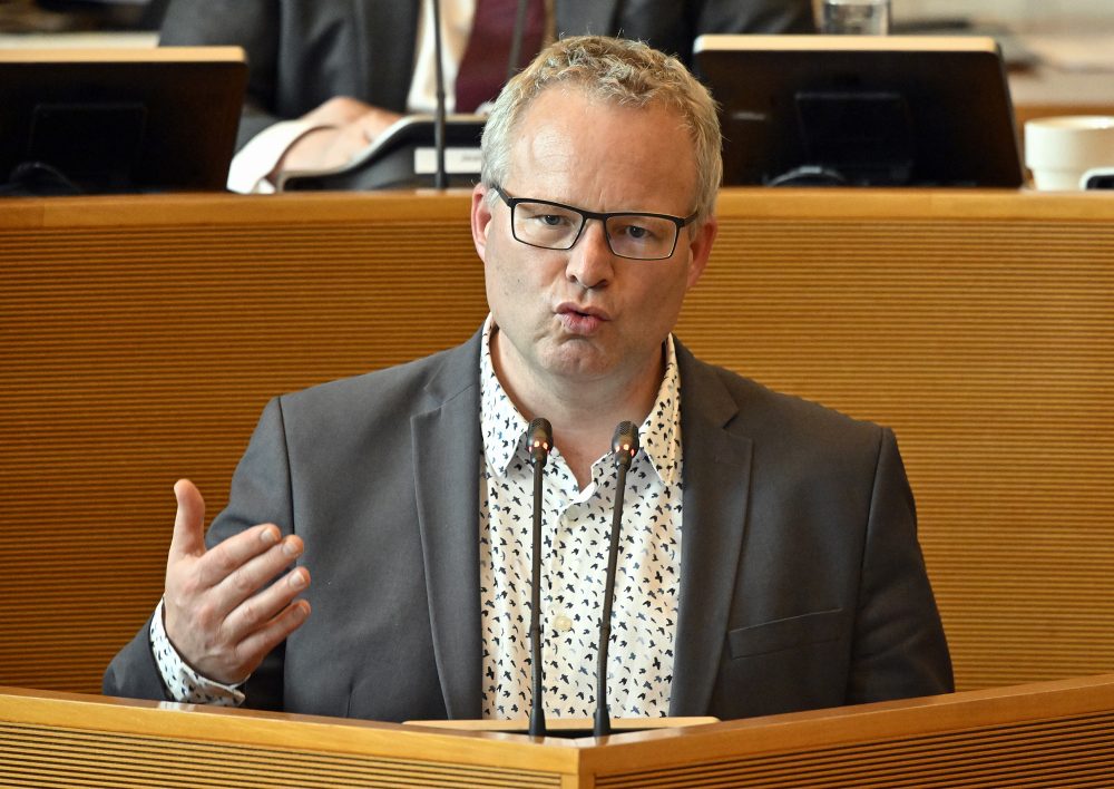 Philippe Henry im wallonischen Parlament in Namur (Archivbild: Eric Lalmand/Belga)