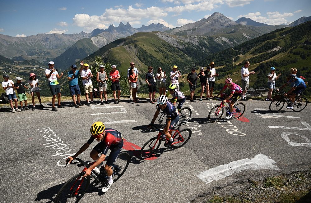 Thomas Pidcock an der Spitze der Ausreißergruppe (Bild: Marco Bertorello/AFP)