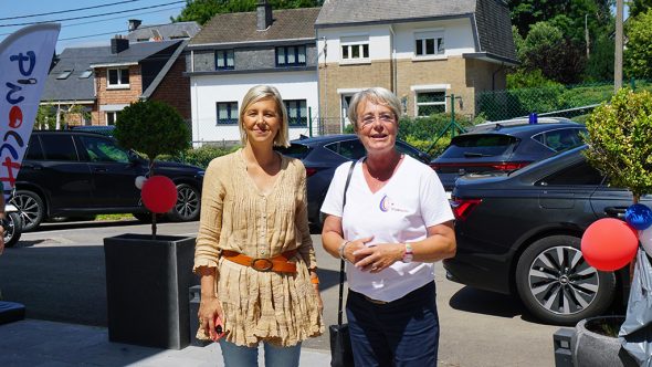 Claude Parmentier - Präsidentin VoG Pinocchio (rechts) mit der Verteidigungsministerin Ludivine Dedonder (Bild: Dogan Malicki/BRF)