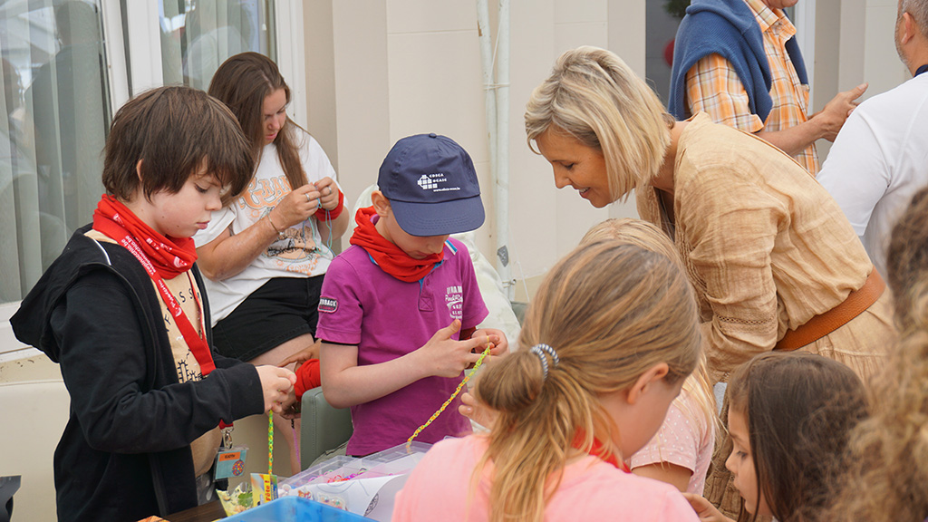 Verteidigungsministerin Dedonder bastelt mit den Kindern im Pinocchio-Camp (Bild: Dogan Malicki/BRF)