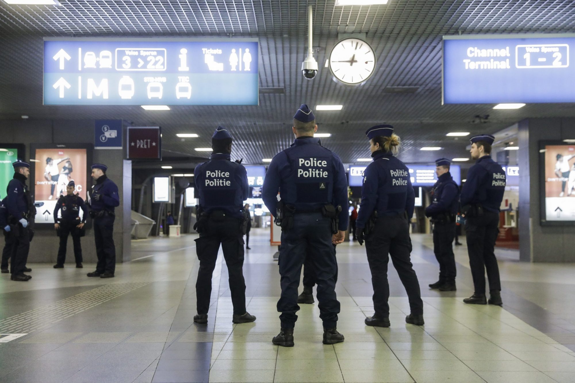 Polizei im Bahnhof Brüssel-Süd