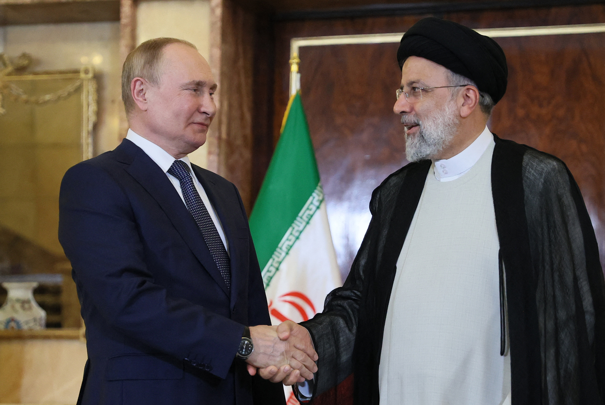 Zwei, die sich mögen: Russlands Präsident Putin und der iranische Präsident Raisi (Bild: Sergei Savostyanov/Sputnik/AFP)