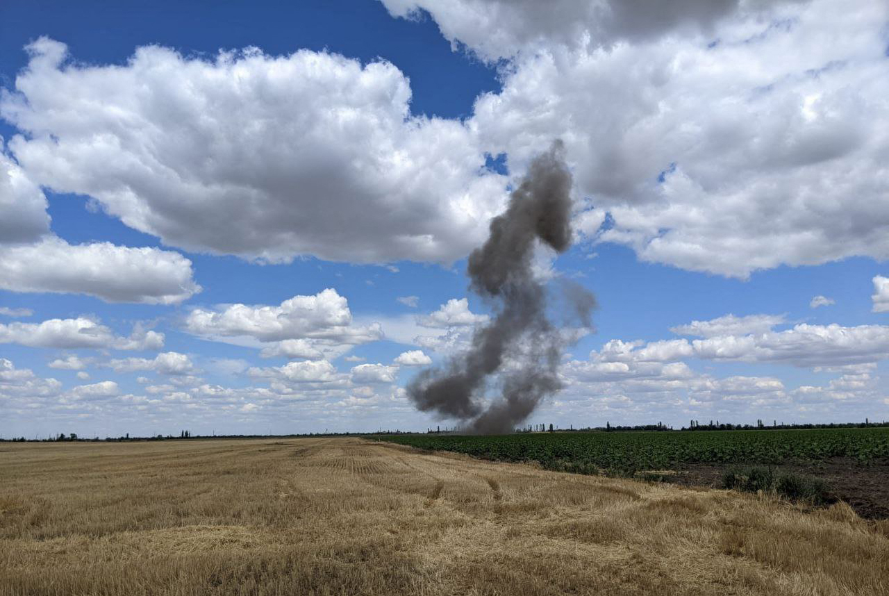 Krieg Russland-Ukraine: Rauch über einem Feld im Gebiet Mykolajiw (Bild: STR/Ukraine Emergency Service/AFP)