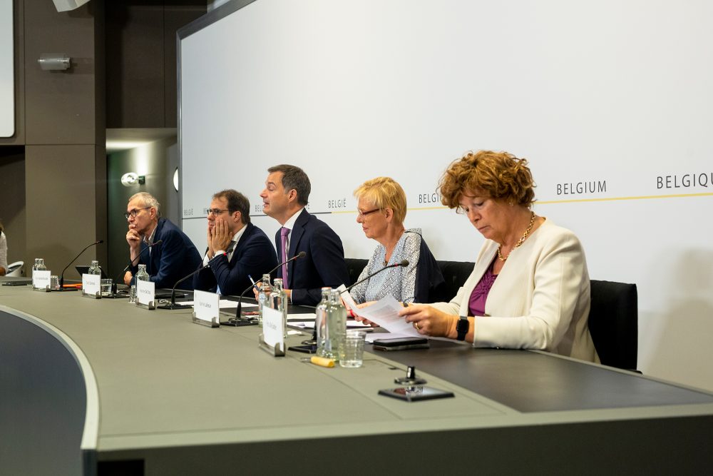 Petra De Sutter, Vizepremierministerin und Ministerin für Beamtenangelegenheiten und öffentliche Betriebe, Premierminister Alexander De Croo, David Clarinval, Minister für Mittelstand, Klein- und Mittelbetriebe, Landwirtschaft, Institutionelle Reformen und Demokratische Erneuerung, Frank Vandenbroucke, Vizepremierminister für Soziales und Öffentliche Gesundheit und Karine Lalieux, Ministerin für Pensionen und soziale Eingliederung, Beauftragte für Personen mit Behinderung und Armutsbekämpfung, bei der Pressekonferenz zur Vorstellung der Rentenreform (Bild: Hatim Kaghat/Belga)