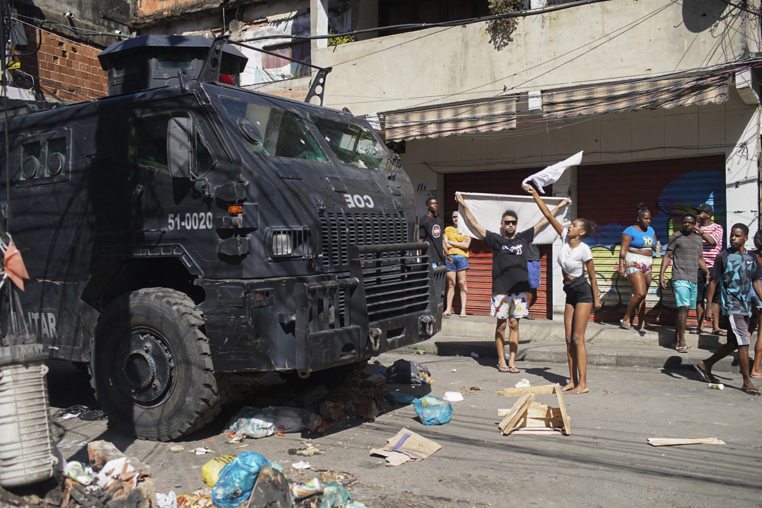 Anwohner protestieren gegen einen Polizeieinsatz im Complexo do Alemao in Rio (Bild: Mauro Pimentel/AFP)