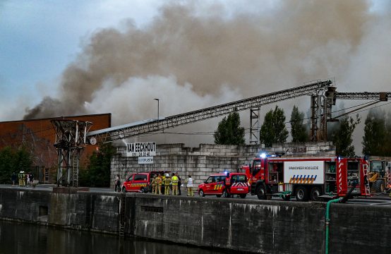 Brand in Müllverarbeitungsunternehmen in Roeselare (Bild: David Catry/Belga)