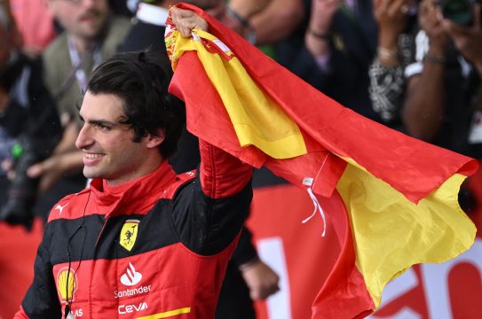Carlos Sainz feierte mit einer spanischen Fahne seinen Formel-1-Premierensieg.(Bild: Justin Tallis/AFP)