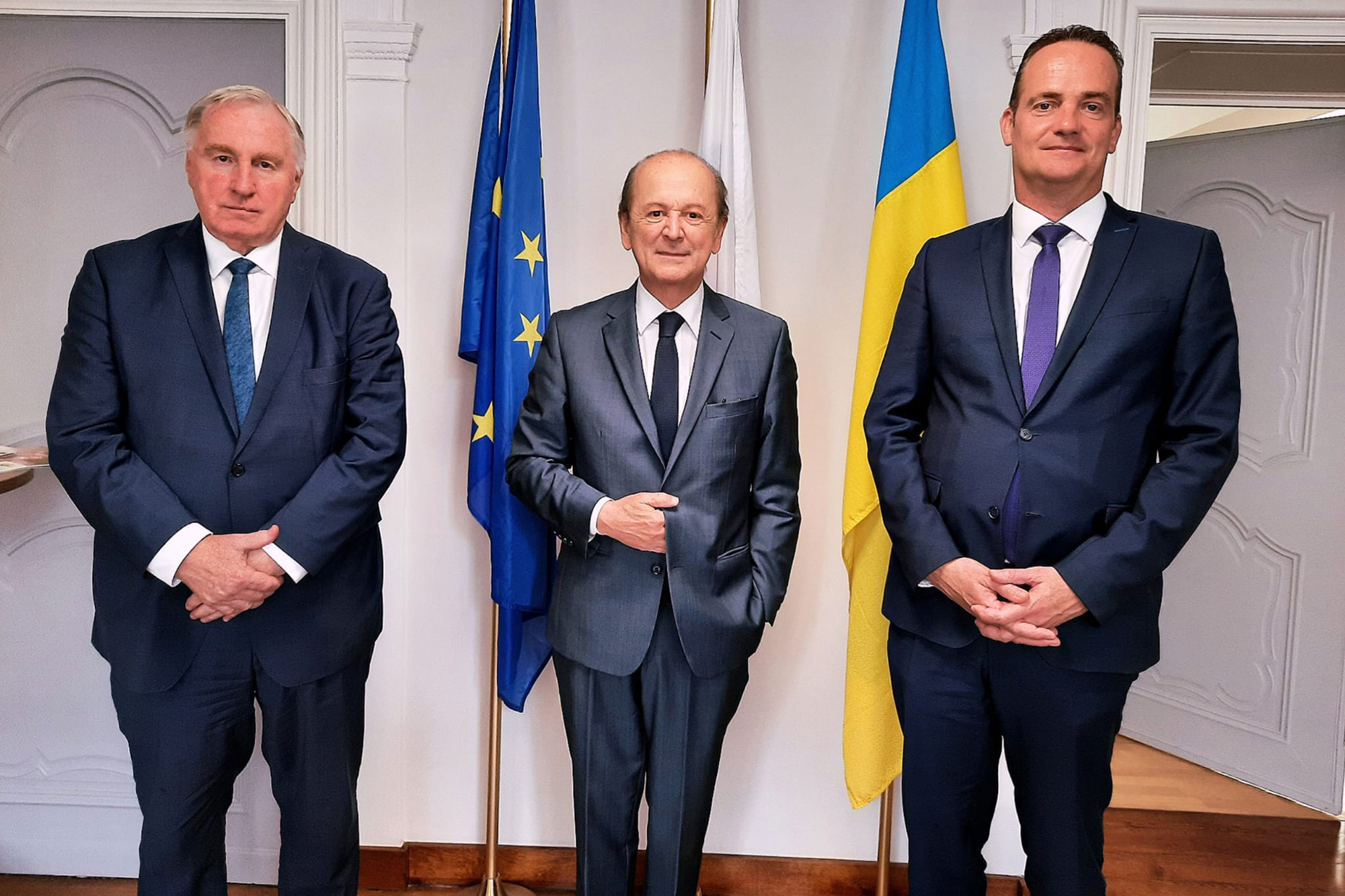 Parlamentspräsident Karl-Heinz Lambertz (l.) und Ministerpräsident Oliver Paasch (r.) mit dem französischen Botschafter beim Königreich Belgien, François Sénémaud (Bild: Kabinett Paasch)