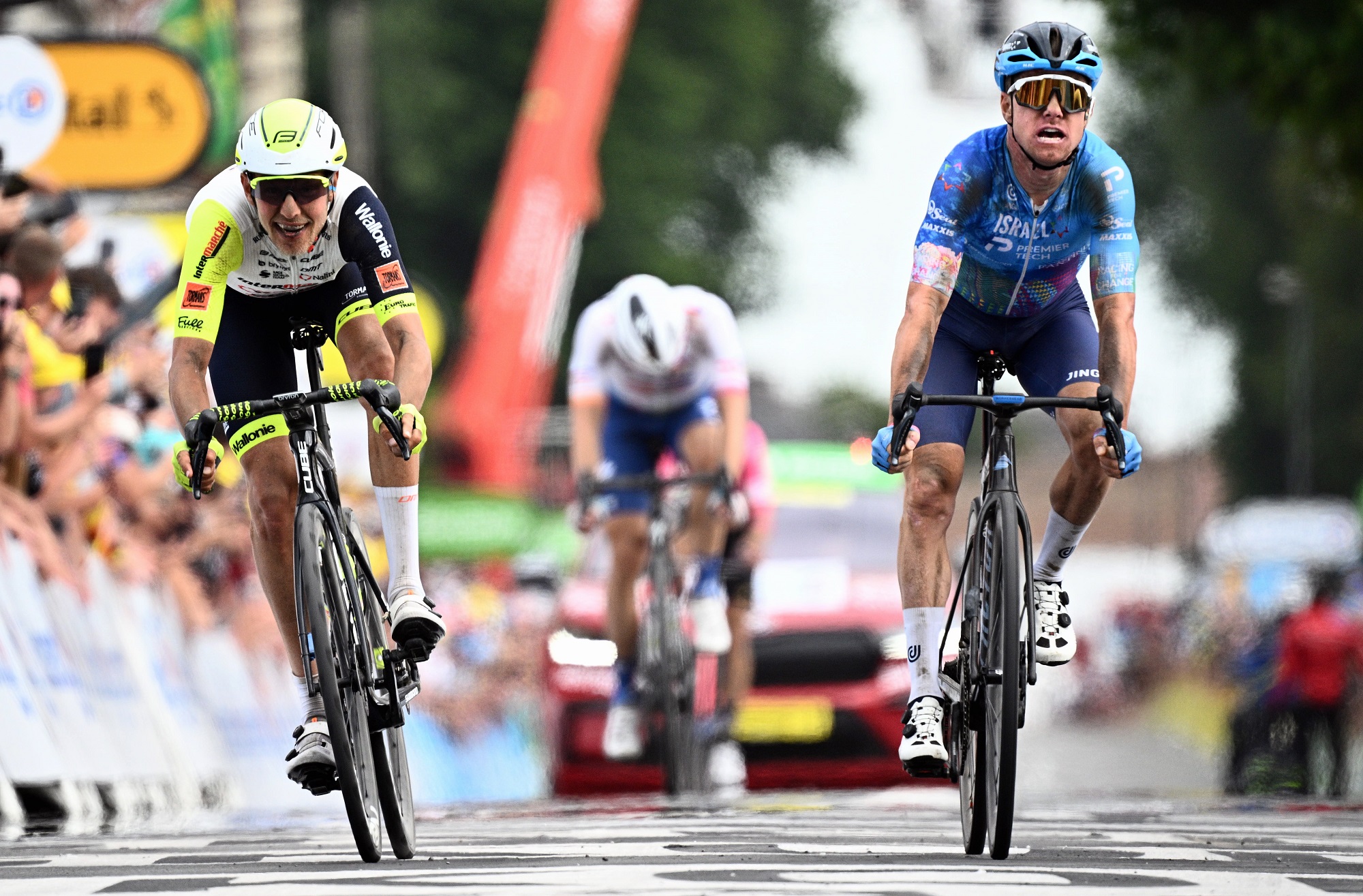 Simon Clarke (rechts) sichert sich seinen ersten Etappensieg bei der Tour de France (Bild: Jasper Jacobs/Belga)