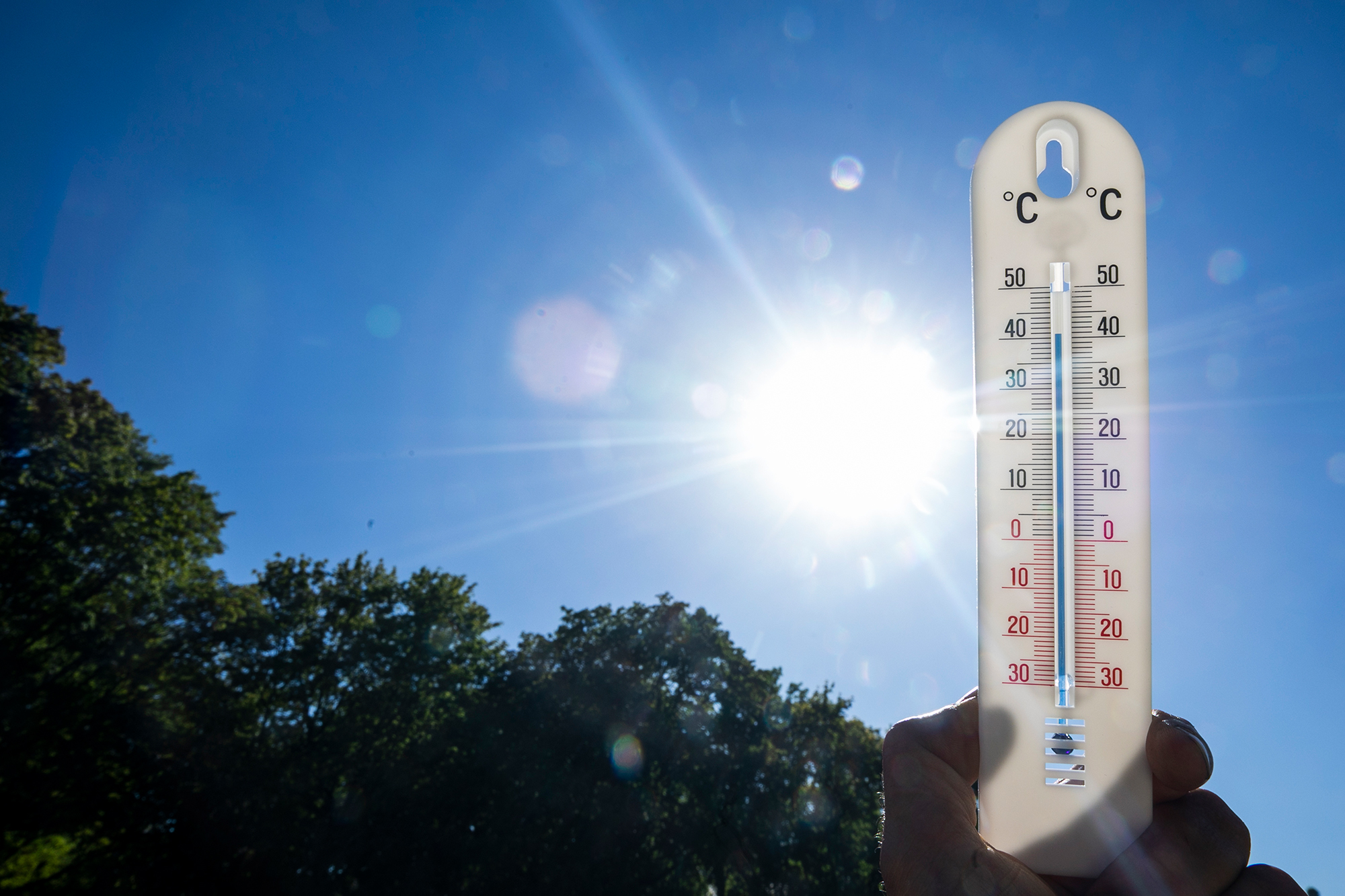 Sonne und Thermometer an einem heißen Tag (Illustrationsbild: Hatim Kaghat/Belga)
