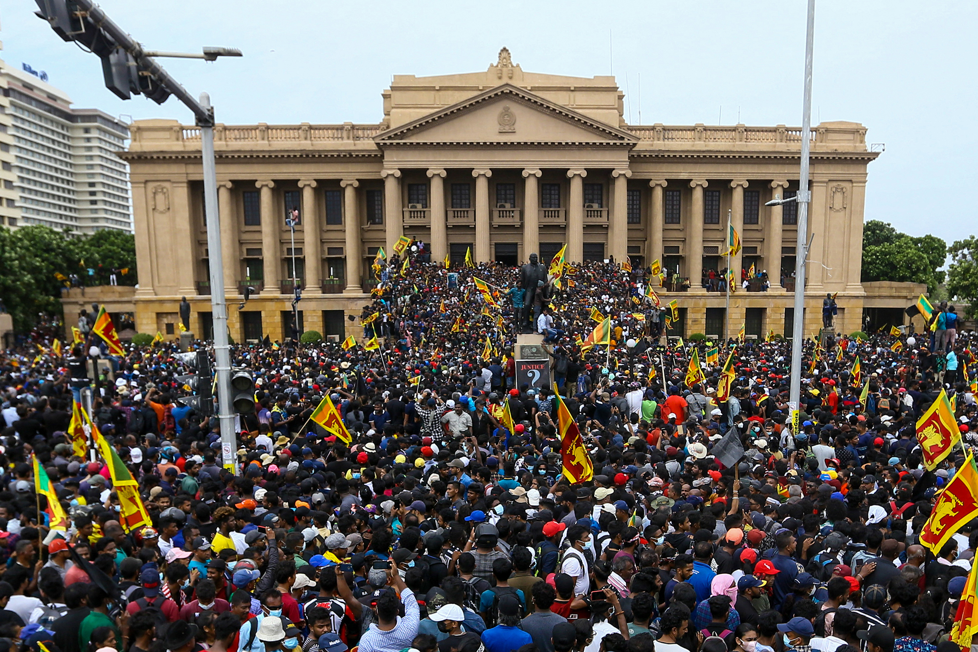 Sri Lankas Präsident Rajapaksa tritt in Folge der Proteste gegen ihn zurück (Bild: AFP)