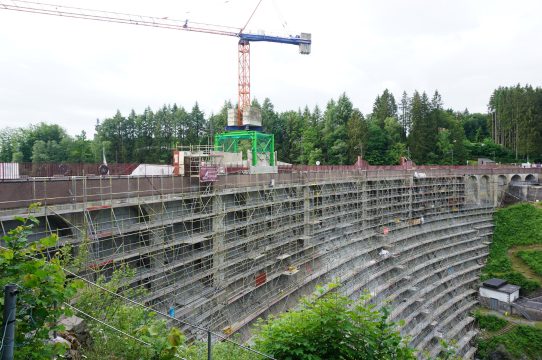 Instandsetzungsarbeiten an der Staumauer bei Robertville (Bild: Stephan Pesch/BRF)